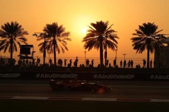 El español Carlos Sainz (Ferrari), que marcó el cuarto tiempo en los entrenamientos libres para el Gran Premio de Abu Dabi, el último del Mundial de Fórmula Uno, declaró este viernes en el circuito de Yas Marina -donde sólo rodó en el segundo ensayo- que tienen "que mejorar el ritmo si" desean "luchar en la zona más alta este fin de semana". EFE/EPA/ALI HAIDER