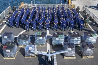 Fotografía cedida del 2 de diciembre de 2024 por la Guardia Costera de EE.UU. donde aparece la tripulación del buque guardacostas Hamilton posando frente a fardos de cocaína decomisados, en el Puerto de Everglades, Florida (EE.UU.). EFE/Eric Rodríguez/Guardia Costera de EE.UU.