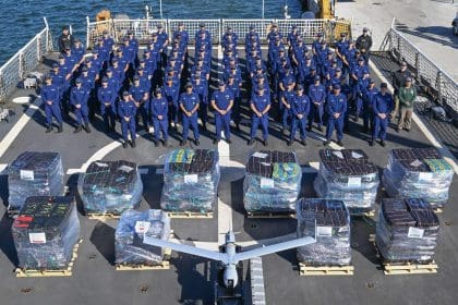 Fotografía cedida del 2 de diciembre de 2024 por la Guardia Costera de EE.UU. donde aparece la tripulación del buque guardacostas Hamilton posando frente a fardos de cocaína decomisados, en el Puerto de Everglades, Florida (EE.UU.). EFE/Eric Rodríguez/Guardia Costera de EE.UU.