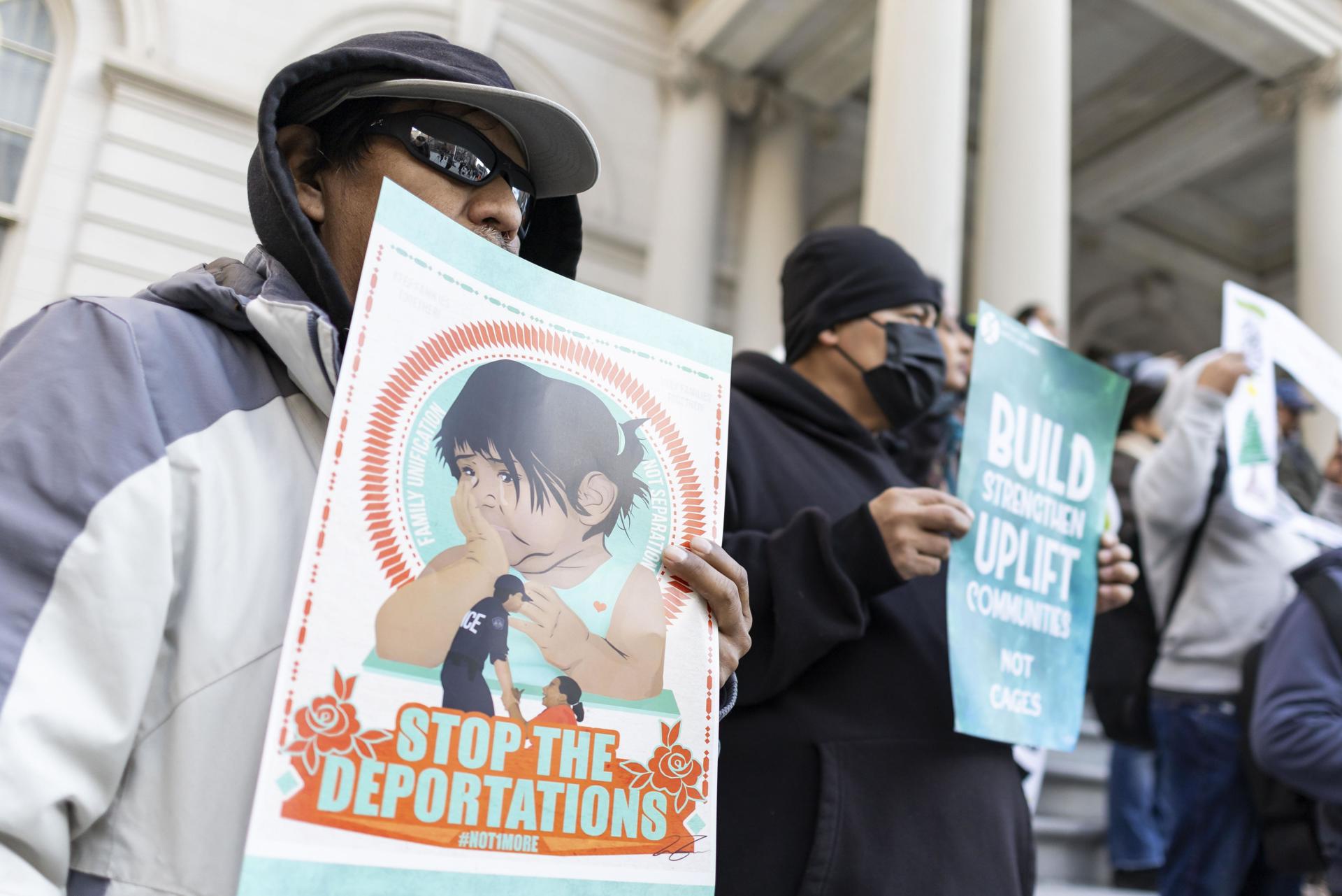 Migrantes se manifiestan en las escaleras del Ayuntamiento de la Ciudad de Nueva York para pedir al alcalde, Eric Adams, que proteja a las comunidades inmigrantes de los cambios esperados en las políticas federales de inmigración y su aplicación, en Nueva York, EE. UU., 18 de diciembre de 2024.EFE/EPA/Justin Lane