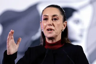La presidenta de México, Claudia Sheinbaum, habla durante una rueda de prensa este lunes, en el Palacio Nacional de la Ciudad de México (México). EFE/Sáshenka Gutiérrez