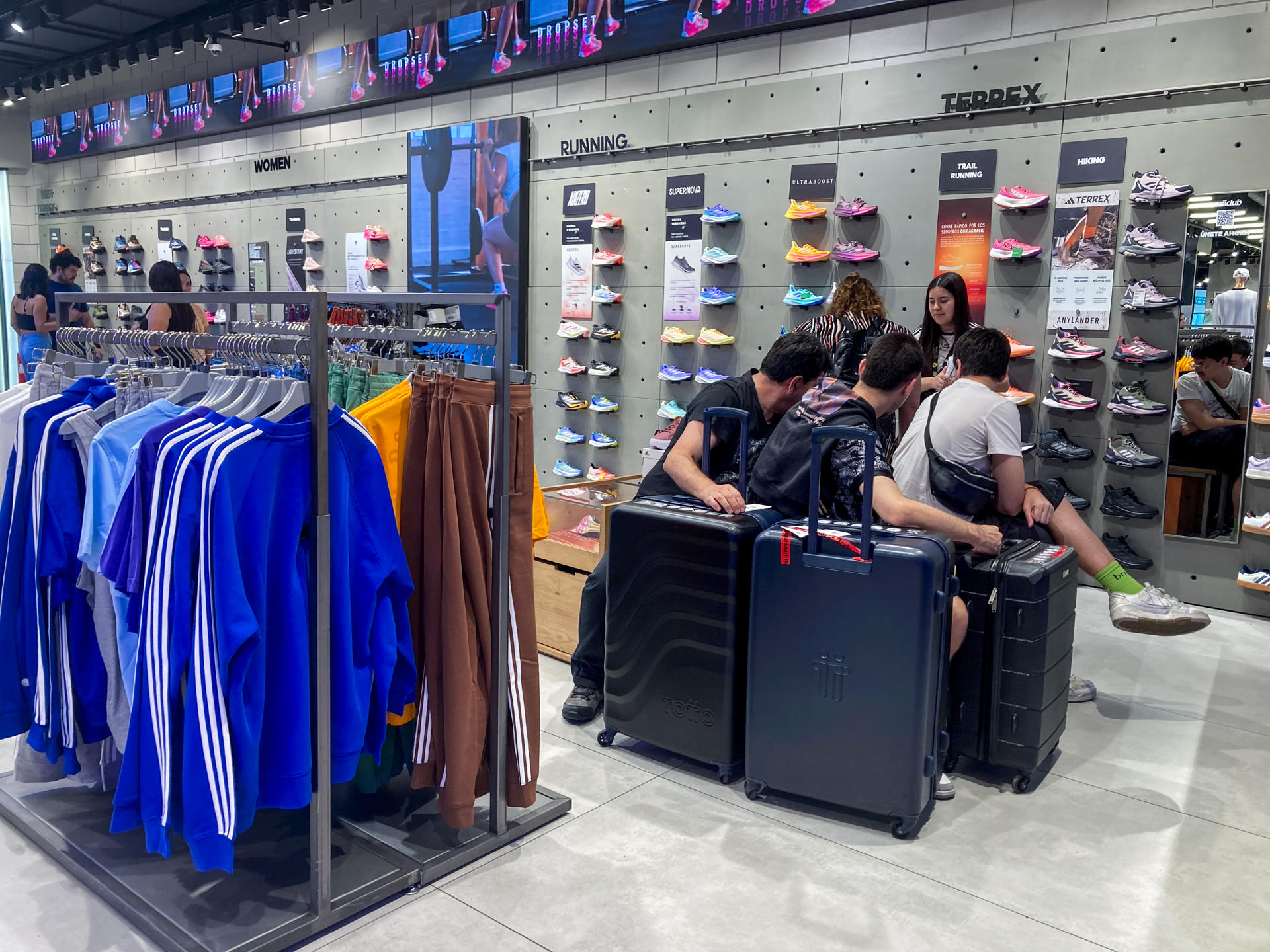 Fotografía del 18 de noviembre de 2024 de personas con maletas comprando en el centro comercial Costanera Center, en Santiago (Chile). EFE/ Ailen Díaz