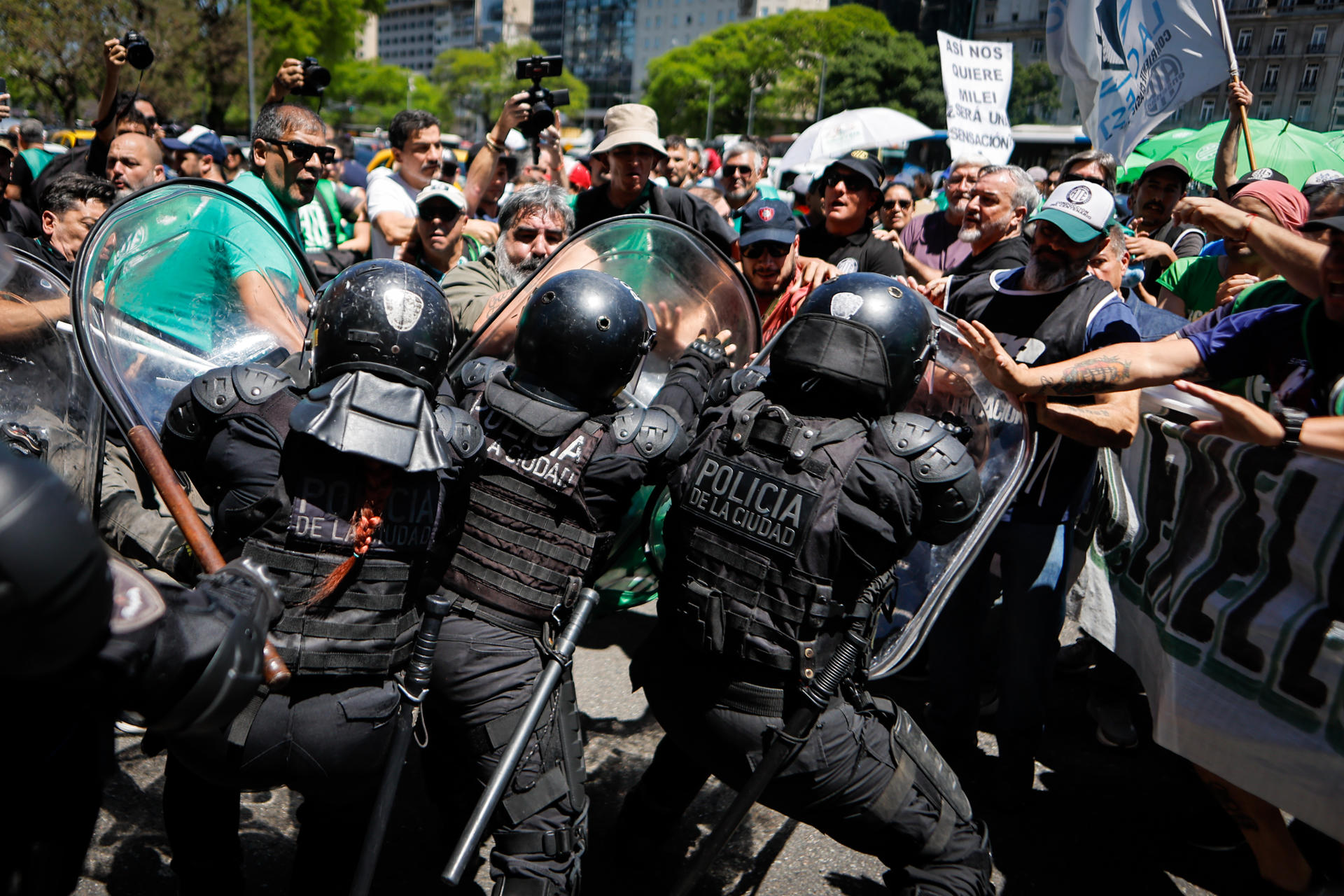 Fotografía de archivo en donde un grupo de personas se enfrenta a la Policía durante una marcha de miembros de la Asociación Trabajadores del Estado (ATE) en Buenos Aires (Argentina). EFE/ Juan Ignacio Roncoroni