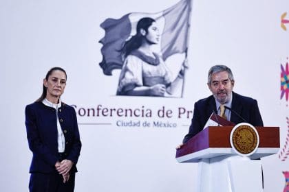 El canciller mexicano, Juan Ramón de la Fuente (d), habla durante su participación en una rueda de prensa de la presidenta de México Claudia Sheinbaum (i), en Palacio Nacional en la Ciudad de México (México). Imagen de archivo. EFE/Sáshenka Gutiérrez