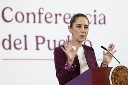 La Presidenta de México, Claudia Sheinbaum, habla durante una conferencia de prensa este lunes, en el Palacio Nacional de la Ciudad de México (México). EFE/ José Méndez