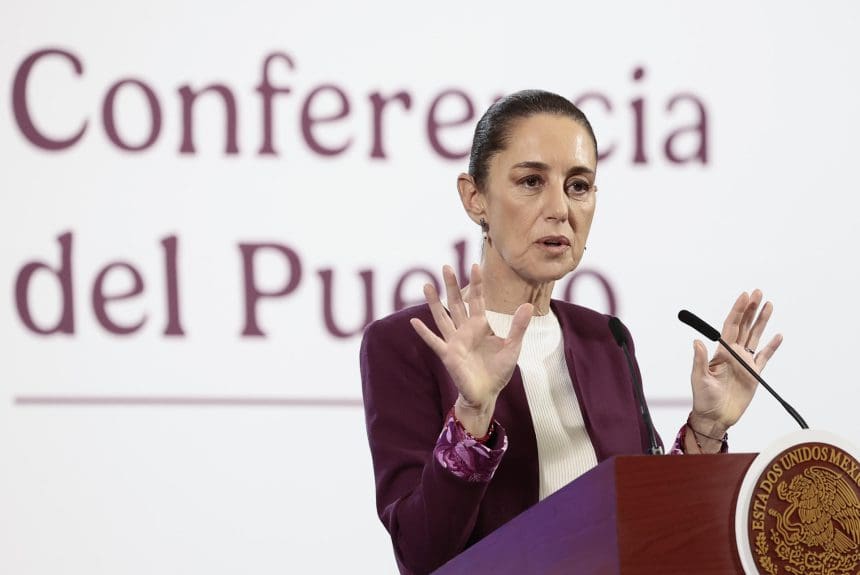 La Presidenta de México, Claudia Sheinbaum, habla durante una conferencia de prensa este lunes, en el Palacio Nacional de la Ciudad de México (México). EFE/ José Méndez
