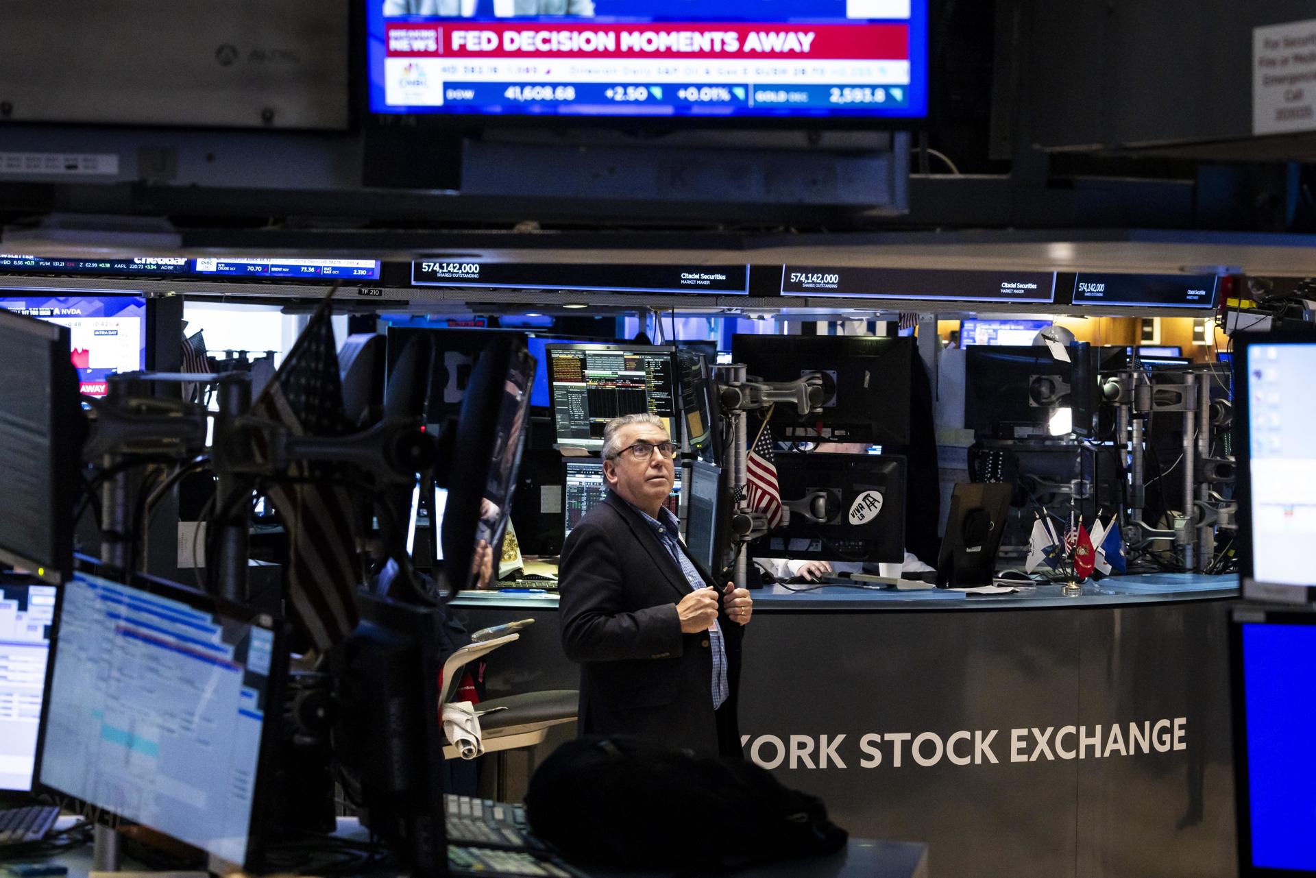 Fotografía de archivo de trabajadores de la Bolsa de Nueva York(EE.UU.). EFE/EPA/JUSTIN LANE