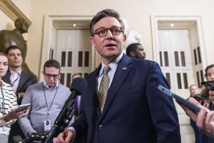 Foto de archivo de Mike Johnson (c), presidente de la Cámara de Representantes de Estados Unidos. EFE/EPA/SHAWN THEW