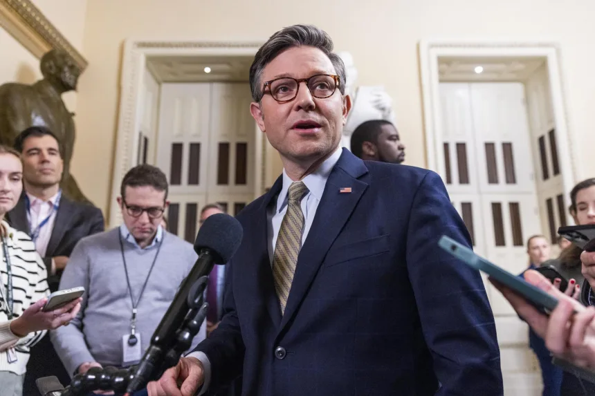 Foto de archivo de Mike Johnson (c), presidente de la Cámara de Representantes de Estados Unidos. EFE/EPA/SHAWN THEW