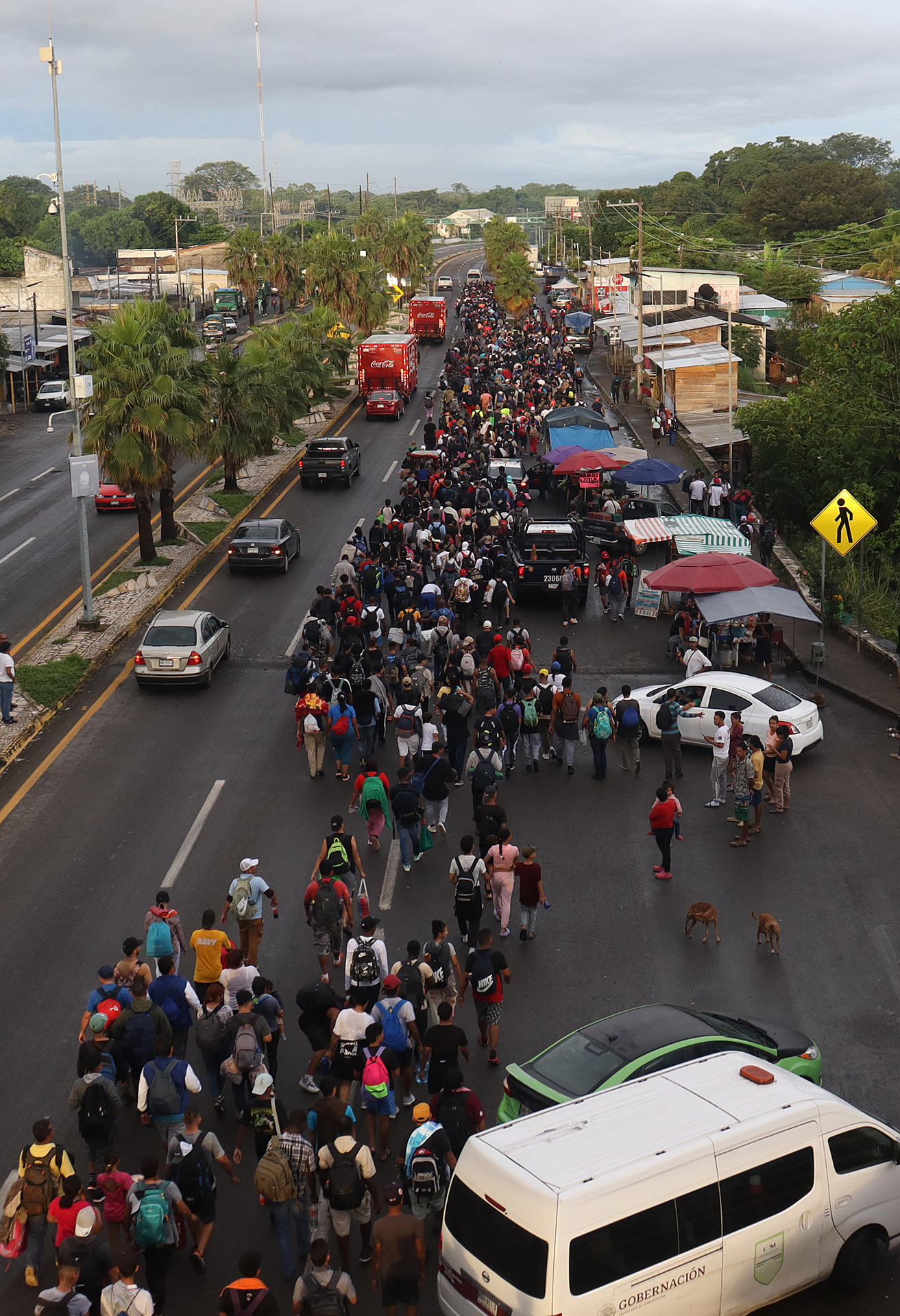 Fotografía de archivo de migrantes que caminan en caravana hacia la frontera con Estados Unidos en el municipio de Tapachula, estado de Chiapas (México). EFE/ Juan Manuel Blanco