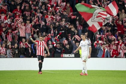 Alex Berenguer (i) celebra tras marcar el 1-0 del Athletic, en presencia del capitán madridista Lucas Vázquez. EFE/ Luis Tejido