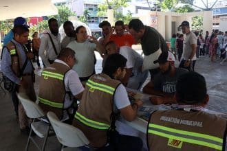 Personal del gobierno estatal, ofrecen atención a migrantes este miércoles en la ciudad de Tapachula en el estado de Chiapas (México). EFE/Juan Manuel Blanco