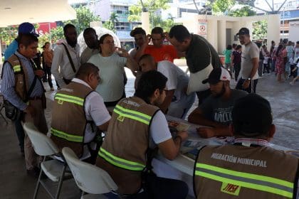 Personal del gobierno estatal, ofrecen atención a migrantes este miércoles en la ciudad de Tapachula en el estado de Chiapas (México). EFE/Juan Manuel Blanco