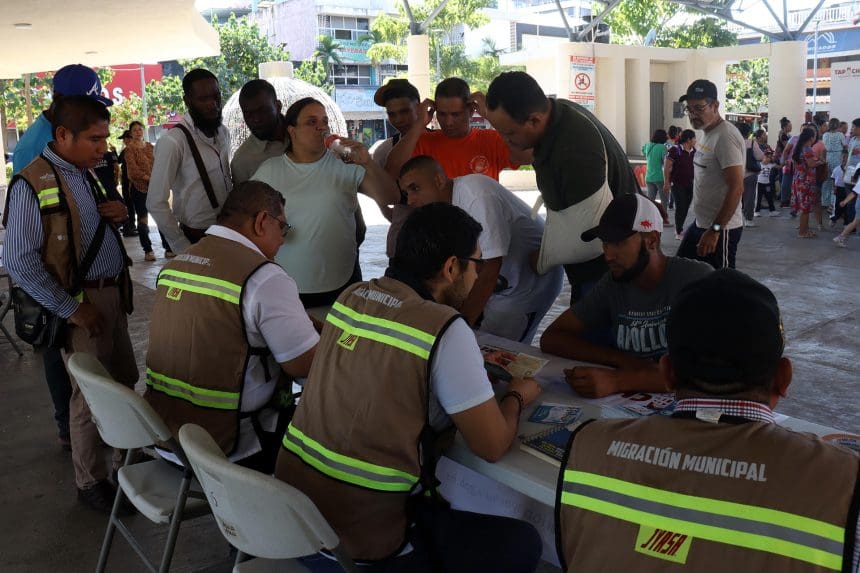 Personal del gobierno estatal, ofrecen atención a migrantes este miércoles en la ciudad de Tapachula en el estado de Chiapas (México). EFE/Juan Manuel Blanco