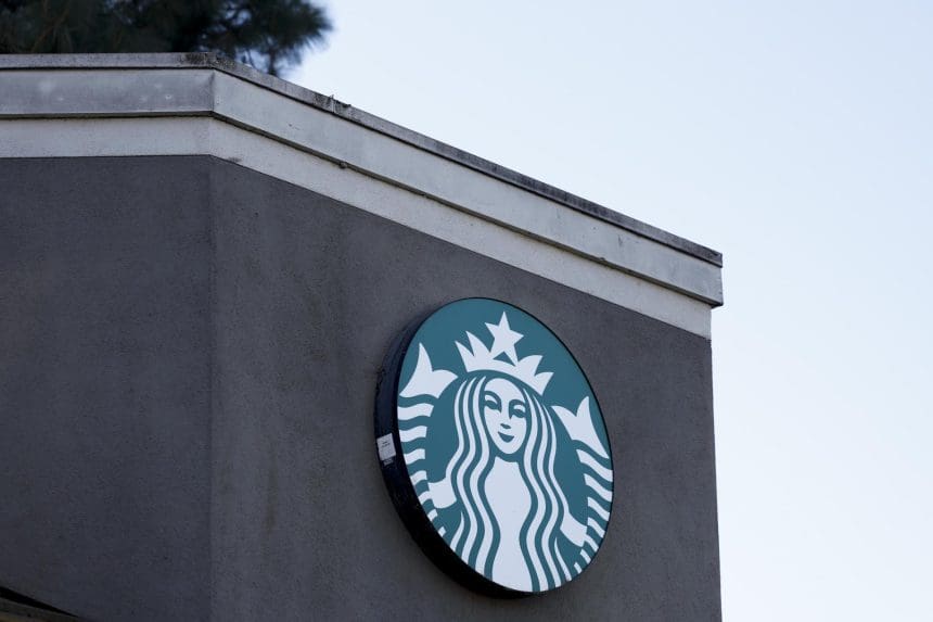El logotipo de Starbucks se muestra en una de sus tiendas en Burbank, California, EE. UU., el 20 de diciembre de 2024.EFE/EPA/Caroline Brehman