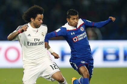 El defensa brasileño del Real Madrid Marcelo Vieira (i) lucha el balón con el ecuatoriano Joao Rojas (d), de Cruz Azul, durante la semifinal del Mundial de Clubes de 2014 en Marrakech (Marruecos). EFE/Chema Moya/Arhivo
MOROCCO SOCCER FIFA CLUB WORLD CUP:Real Madrid's Brazilian defender Marcelo Vieira (L) fights for the ball with Ecuadorian Joao Rojas (R) of Cruz Azul during the FIFA Club World Cup 2014 semi final soccer match between Cruz Azul and Real Madrid in Marrakech, Morocco, 16 December 2014. EFE/Chema Moya