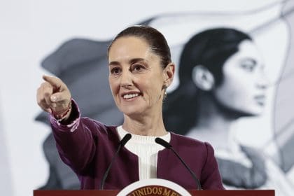 La Presidenta de México, Claudia Sheinbaum, habla durante una conferencia de prensa este lunes, en el Palacio Nacional de la Ciudad de México (México). EFE/ José Méndez