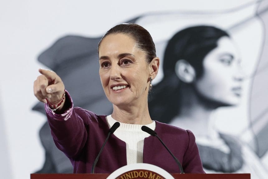 La Presidenta de México, Claudia Sheinbaum, habla durante una conferencia de prensa este lunes, en el Palacio Nacional de la Ciudad de México (México). EFE/ José Méndez