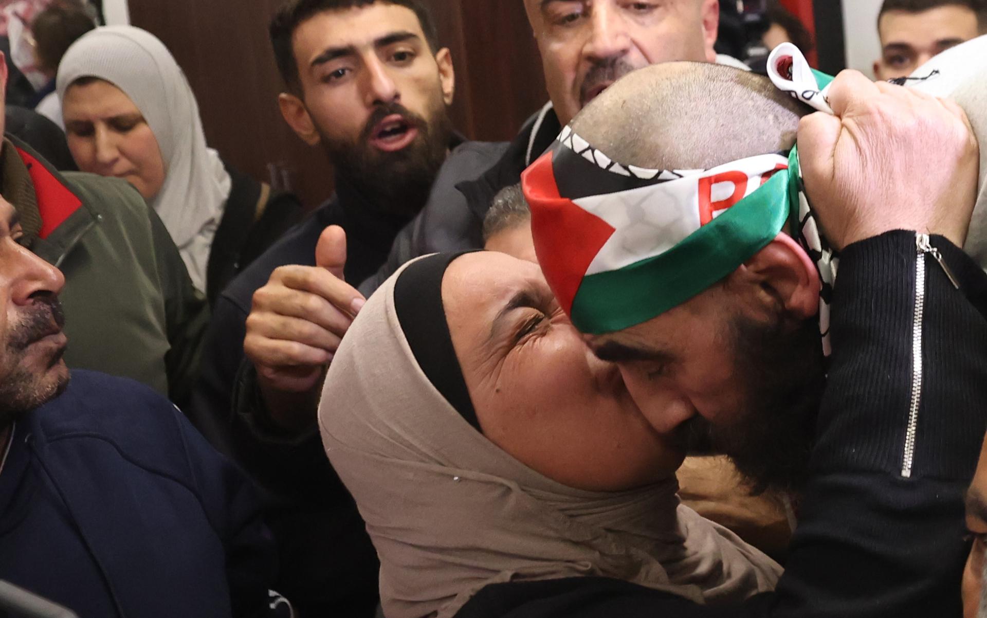 Un exdetenido palestino es recibido por familiares y amigos al llegar tras ser liberado de prisión como parte de un acuerdo de intercambio de prisioneros entre Israel y Hamas, en Ramala, Cisjordania, 30 de enero de 2025. Hamás liberó a ocho rehenes de Gaza el 30 de enero, mientras que Israel liberó a 110 prisioneros palestinos a cambio. Este es el tercer intercambio de este tipo en la primera fase de un acuerdo de liberación de rehenes y alto al fuego entre Israel y Hamas, implementado el 19 de enero de 2025. (Ramala) EFE/EPA/ALAA BADARNEH