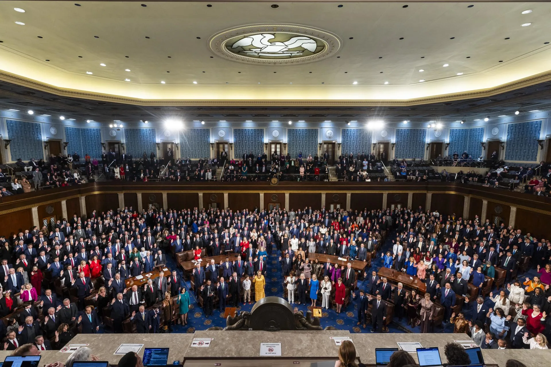 Representantes del 119º Congreso prestan juramento en el suelo de la Cámara en el primer día de su sesión en el Capitolio de EE. UU. en Washington, DC, este 3 de enero de 2025. EFE/EPA/Jim Lo Scalzo