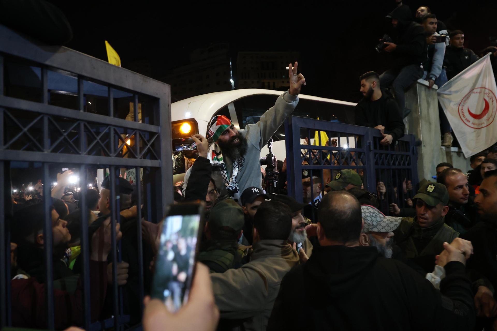 Un antiguo detenido palestino saluda a la multitud mientras llega tras ser liberado de prisión como parte de un acuerdo de intercambio de prisioneros entre Israel y Hamás, en Ramala, Cisjordania, 30 de enero de 2025. Hamás liberó a ocho rehenes de Gaza el 30 de enero, y Israel liberó a 110 prisioneros palestinos a cambio. Esto marca el tercer intercambio de este tipo en la primera fase de un acuerdo de liberación de rehenes y alto el fuego entre Israel y Hamas, implementado el 19 de enero de 2025. (Ramala) EFE/EPA/ALAA BADARNEH