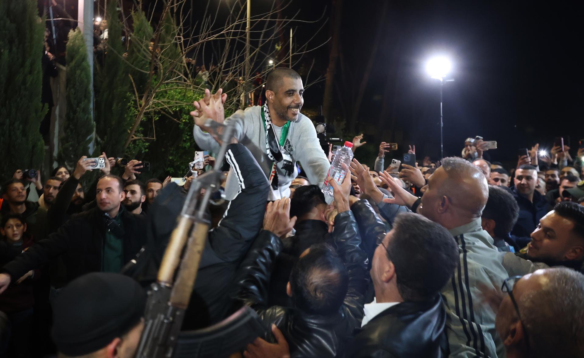 Zakaria Zubeidi, ex jefe de las Brigadas de Mártires de Al-Aqsa en Jenin, reacciona mientras la multitud lo saluda tras ser liberado de prisión como parte de un acuerdo de intercambio de prisioneros entre Israel y Hamas, en Ramallah, Cisjordania, 30 de enero de 2025. Hamas liberó a ocho rehenes de Gaza el 30 de enero, mientras que Israel liberó a 110 prisioneros palestinos a cambio. Esto marca el tercer intercambio de este tipo en la primera fase de un acuerdo de liberación de rehenes y alto el fuego entre Israel y Hamás, implementado el 19 de enero de 2025. (Ramala, Yenín) EFE/EPA/ALAA BADARNEH