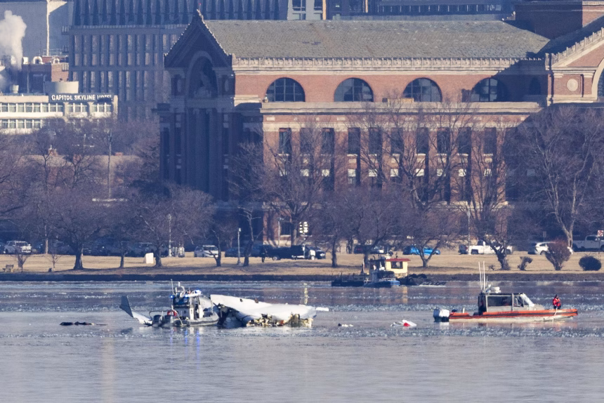 Fotografía de archivo en donde equipos de rescate buscan entre los restos de un avión comercial que colisionó con un helicóptero militar en Washington (Estados Unidos). EFE/Jim Lo Scalzo