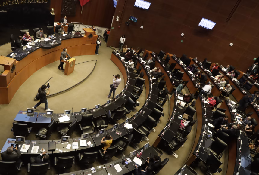 Imagen de archivo de una vista general de una sesión plenaria del Senado de México, en la Ciudad de México (México). EFE/Madla Hartz