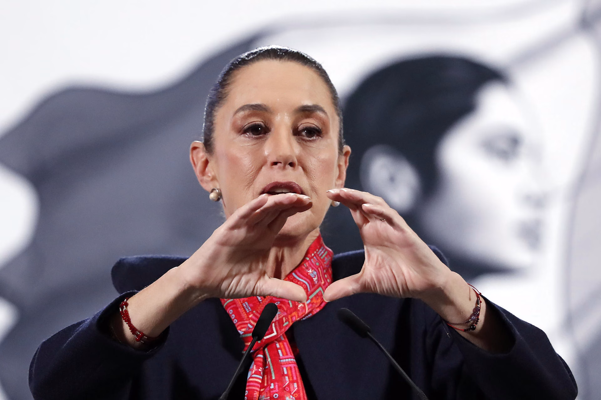 La presidenta de México, Claudia Sheinbaum, habla durante su conferencia de prensa diaria este lunes, en el Palacio Nacional, en Ciudad de México (México). EFE/ Mario Guzmán