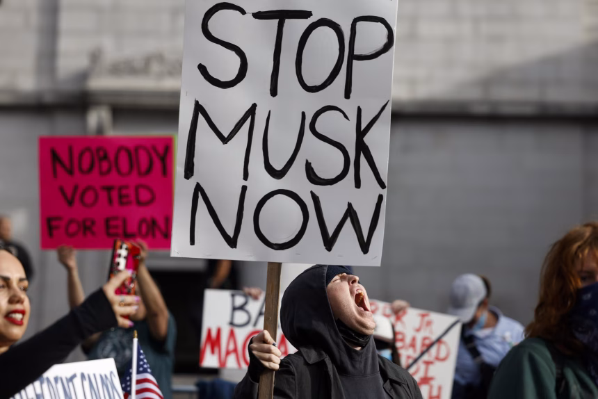 Un hombre con un cartel en el que se puede leer 'Parar a Musk ahora' durante una manifestación en contra de las políticas del presidente estadounidense, Donald Trump, celebrada en Los Ángeles, Estados Unidos este jueves. EFE/ Caroline Brehman