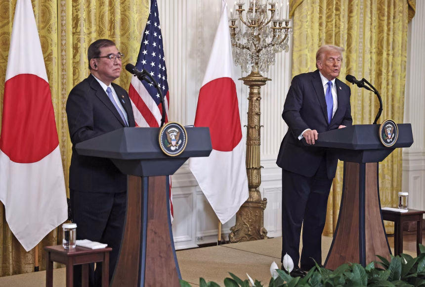 El presidente de EE. UU. Donald Trump (D) y el primer ministro japonés Shigeru Ishiba (I) hacen declaraciones en una conferencia de prensa conjunta en el Salón Este de la Casa Blanca en Washington, DC, EE. UU., el 7 de febrero de 2025. Japón EFE/ANNA ROSE LAYDEN / POOL