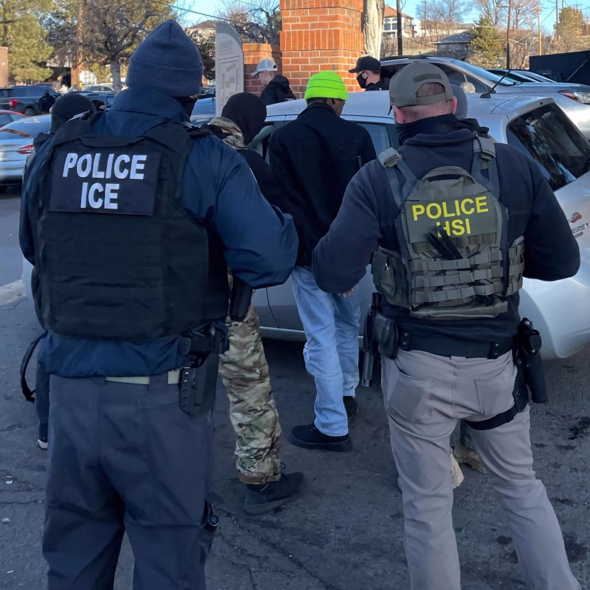 Fotografía cedida por el Servicio de Inmigración y Control de Aduanas de Estados Unidos (ICE) donde aparecen agentes durante el arresto de uno de los miembros de la pandilla Tren de Aragua en Aurora, Colorado (EE.UU.). EFE/ICE