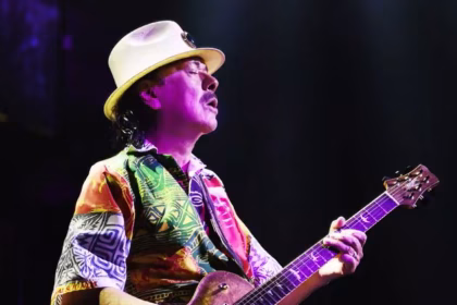 Carlos Santana fue hospitalizado por COVID-19 y pospuso conciertos en Texas; se espera que regrese a su gira este viernes en Oklahoma.
