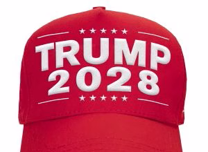 Fotografía publicada en la Tienda de Trump donde se muestra una gorra roja con letras blancas que promociona el tercer mandato del actual presidente de los Estados Unidos. EFE/ Trump Store / SOLO USO EDITORIAL/ NO VENTAS /SOLO DISPONIBLE PARA ILUSTRAR LA NOTICIA QUE ACOMPAÑA (CRÉDITO OBLIGATORIO)