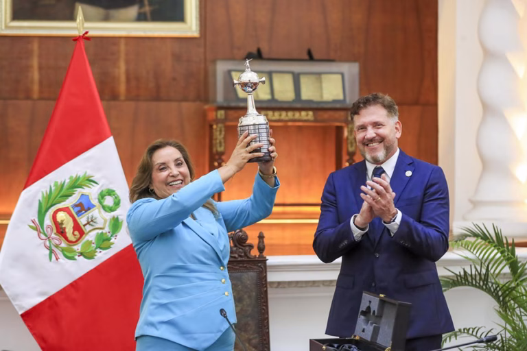 Fotografía cedida por la Presidencia de Perú de su mandataria, Dina Boluarte (i), levantando una replica del trofeo de la Copa Libertadores junto al presidente de la Confederación Sudamericana de Fútbol (Conmebol), Alejandro Domínguez. EFE/ Presidencia de Perú /Solo uso editorial