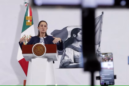 La presidenta de México Claudia Sheinbaum, habla durante una rueda de prensa este lunes, en el Palacio Nacional de la Ciudad de México (México). EFE/ Mario Guzmán