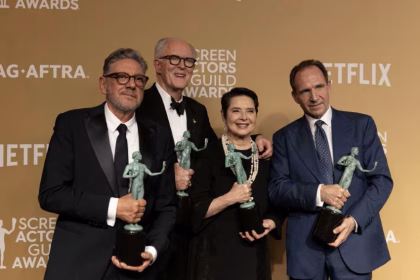 Fotografía de archivo, tomada el pasado 23 de febrero, en la que aparecen los actores Sergio Castellitto (i), John Lithgow (2i), Isabella Rossellini (2d) y Ralph Fiennes (d), ganadores del premio a la Mejor Interpretación de un Elenco en una Película por "Conclave" en la edición 31 de los Screen Actors Guild Awards, en Los Ángeles (CA, EE.UU.). EFE/Armando Arorizo