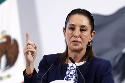 La presidenta de México Claudia Sheinbaum habla durante su rueda de prensa diaria este lunes, en el Palacio Nacional en la Ciudad de México (México). EFE/ Mario Guzmán