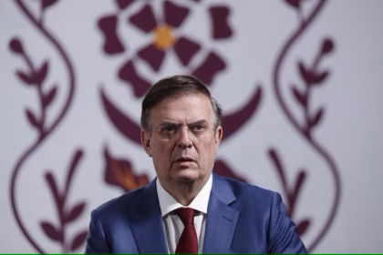 Imagen de archivo del secretario de Economía, Marcelo Ebrard, hablando durante una rueda de prensa en Palacio Nacional de Ciudad de México (México). EFE/ Mario Guzmán