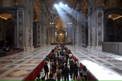 Fieles entran en la Basílica de San Pedro para despedir al papa Francisco este jueves, en la Ciudad del Vaticano. EFE/EPA/Alessandro Di Meo