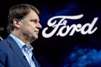 Jim Farley, director ejecutivo de Ford Motor Company, tras el lanzamiento de la camioneta Ford F-150 Lightning en el Centro de Vehículos Eléctricos Rouge en Dearborn, Michigan, EE. UU., el 26 de abril de 2022. (Estados Unidos) EFE/EPA/Nic Antaya