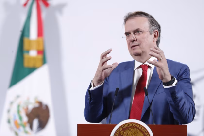 El secretario de Economía de México, Marcelo Ebrard, habla durante la rueda de prensa de la presidenta de México, Claudia Sheinabum, este jueves, en Palacio Nacional de la Ciudad de México (México). EFE/Mario Guzmán
