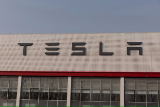Foto de archivo del logo de la empresa Tesla. EFE/JESSICA LEE