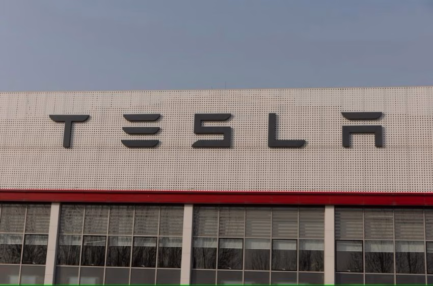 Foto de archivo del logo de la empresa Tesla. EFE/JESSICA LEE