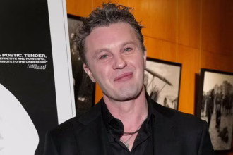 Michael Pitt es arrestado por cargos de abuso sexual