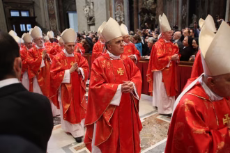 Cónclave: ¿Por qué los cardenales visten de rojo?