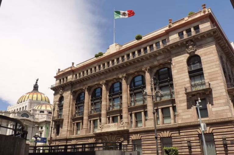 Banxico recorta su tasa en 50 puntos base