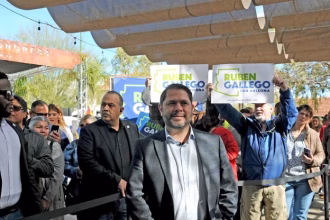 Rubén Gallego, senador latino, propone reforma migratoria