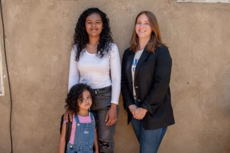 Fotografía cedida por Public Counsel donde aparece Deysi Vargas (i), su hija Sofía, que sufre del síndrome del intestino corto, y Rebecca Brown (d), abogada del Proyecto de Derechos de los Inmigrantes de Public Counsel. EFE/Public Counsel /SOLO USO EDITORIAL /NO VENTAS /SOLO DISPONIBLE PARA ILUSTRAR LA NOTICIA QUE ACOMPAÑA /CRÉDITO OBLIGATORIO