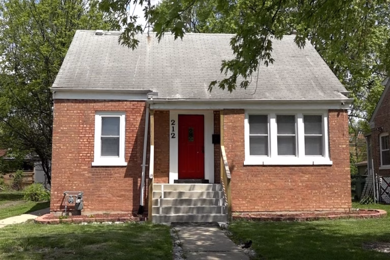 Captura de video que muestra la casa donde el papa León XIV pasó sus primeros años en Chicago (Estados Unidos) y que salió a subasta a un precio inicial de 250.000 dólares, en una puja que puede ir subiendo hasta el 18 de junio, cuando se cierra el plazo. EFE/Alberto Boal